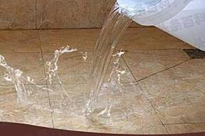 翠峦漏水维修 免砸砖防水材料该如何施工